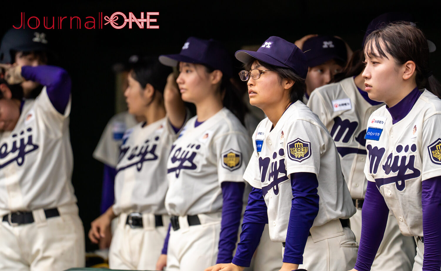 仲間に声援を送る明大ベンチの選手たち-Journal-ONE撮影