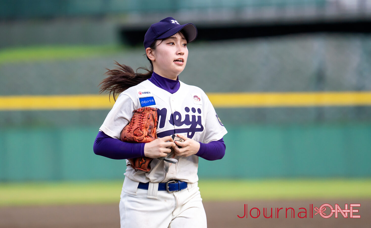 元気にフィールドを駆ける明大女子硬式野球クラブの若杉主将-Journal-ONE撮影