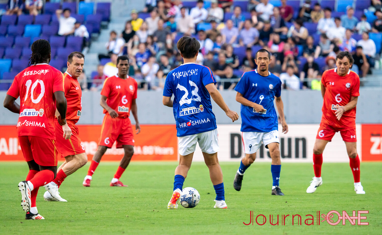 日本選抜は久保(右から2人目)にボールを集める-Journal-ONE撮影