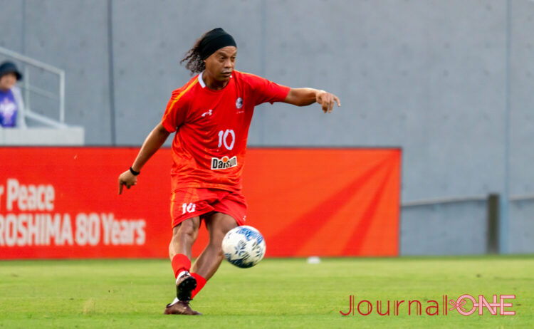 笑顔でプレーするロナウジーニョさん-Journal-ONE撮影