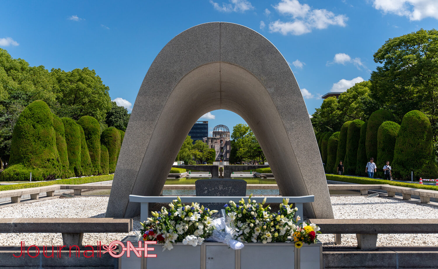 被ばく80年を迎える平和記念公園の原爆死没者慰霊碑には献花が絶えない-Journal-ONE撮影