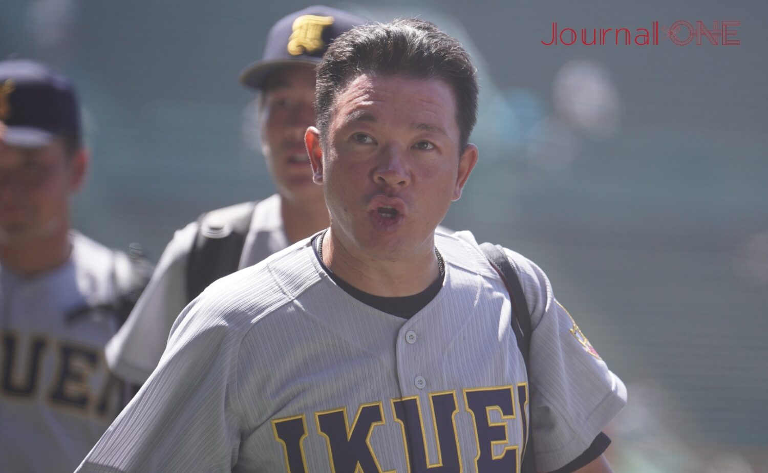 ホッとした表情でグラウンドを後にする須江航監督（仙台育英）-Journal-ONE撮影