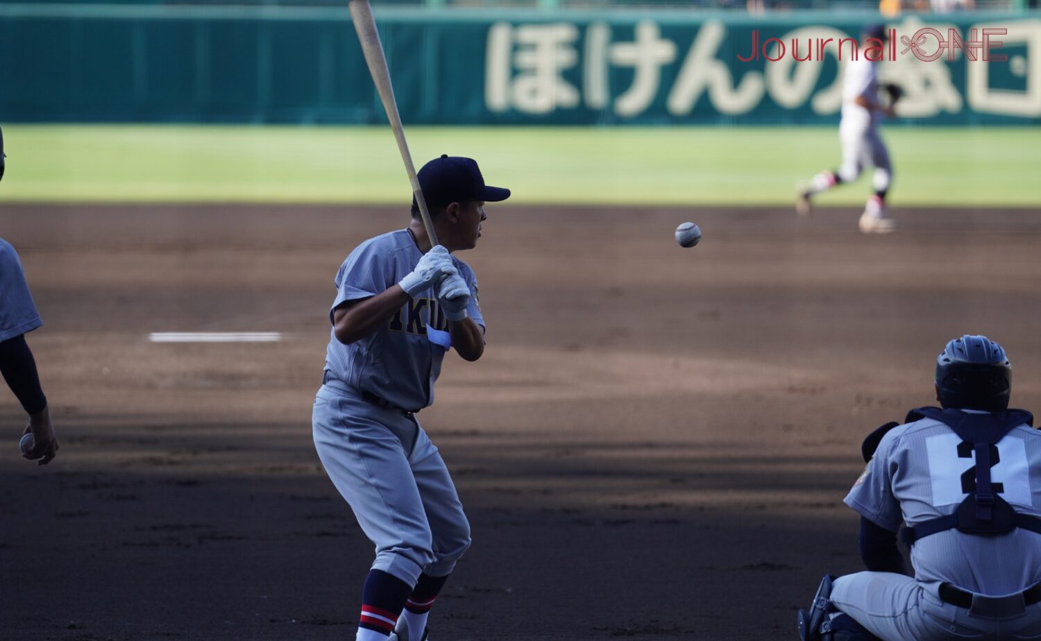 日陰が残るホーム付近からノックを打つ須江航監督（仙台育英）