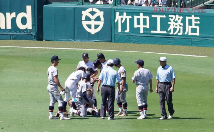 仙台育英の田山が守備につく途中で倒れた-Journal-ONE撮影