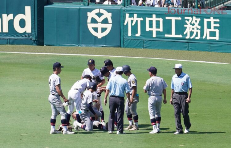 仙台育英の田山が守備につく途中で倒れた-Journal-ONE撮影