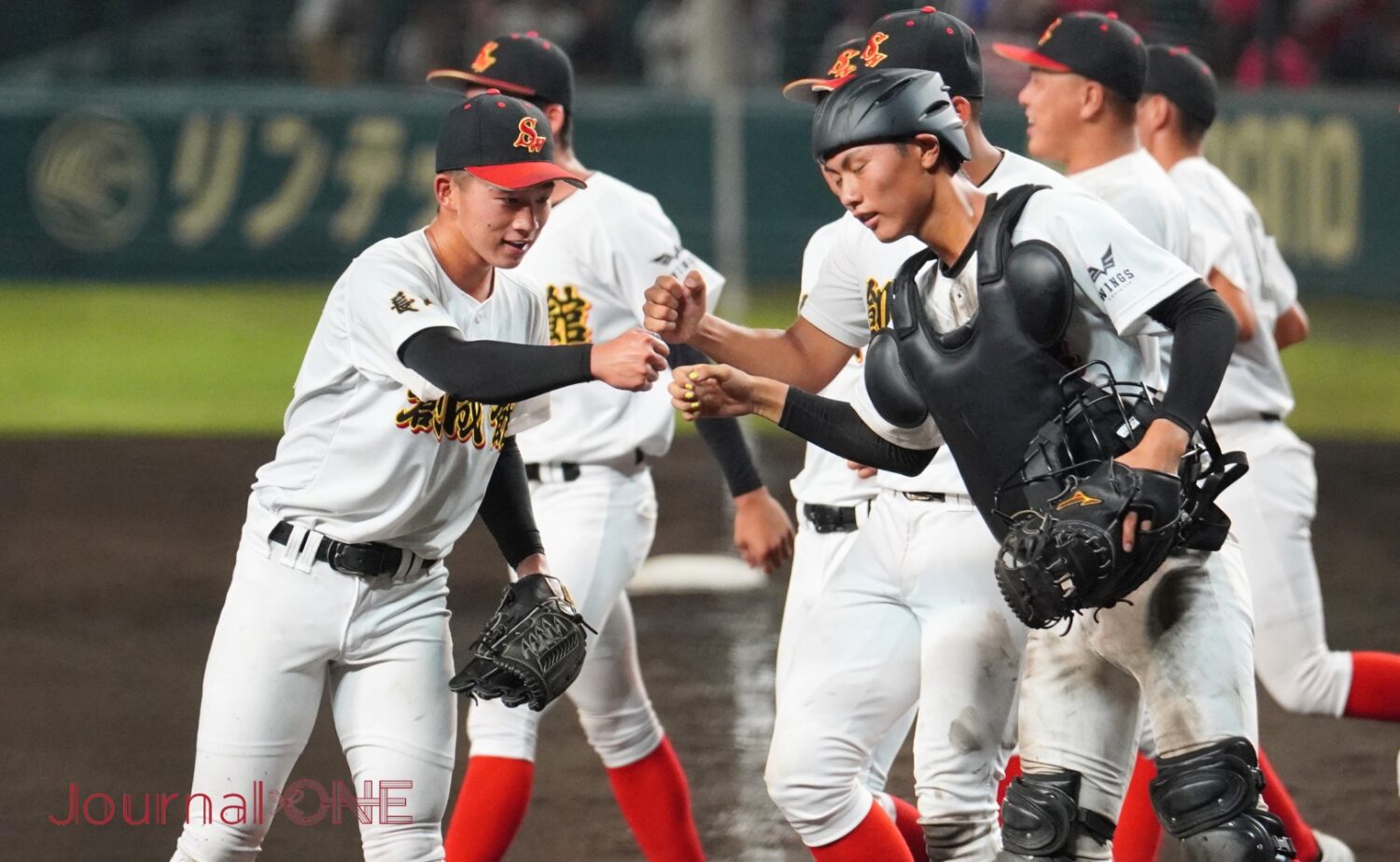 遠慮がちに勝利を喜ぶ創成館バッテリー-Journal-ONE撮影