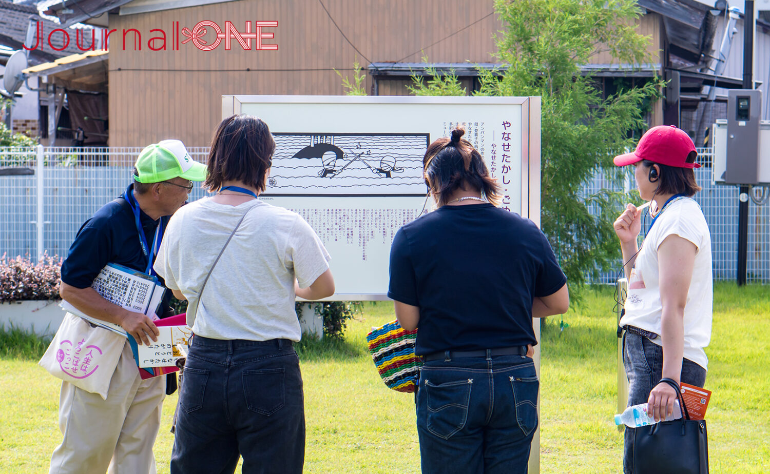 高知県香美市の観光名所やなせたかしロードを訪れる女子ソフトボールチーム伊予ヴェールズ