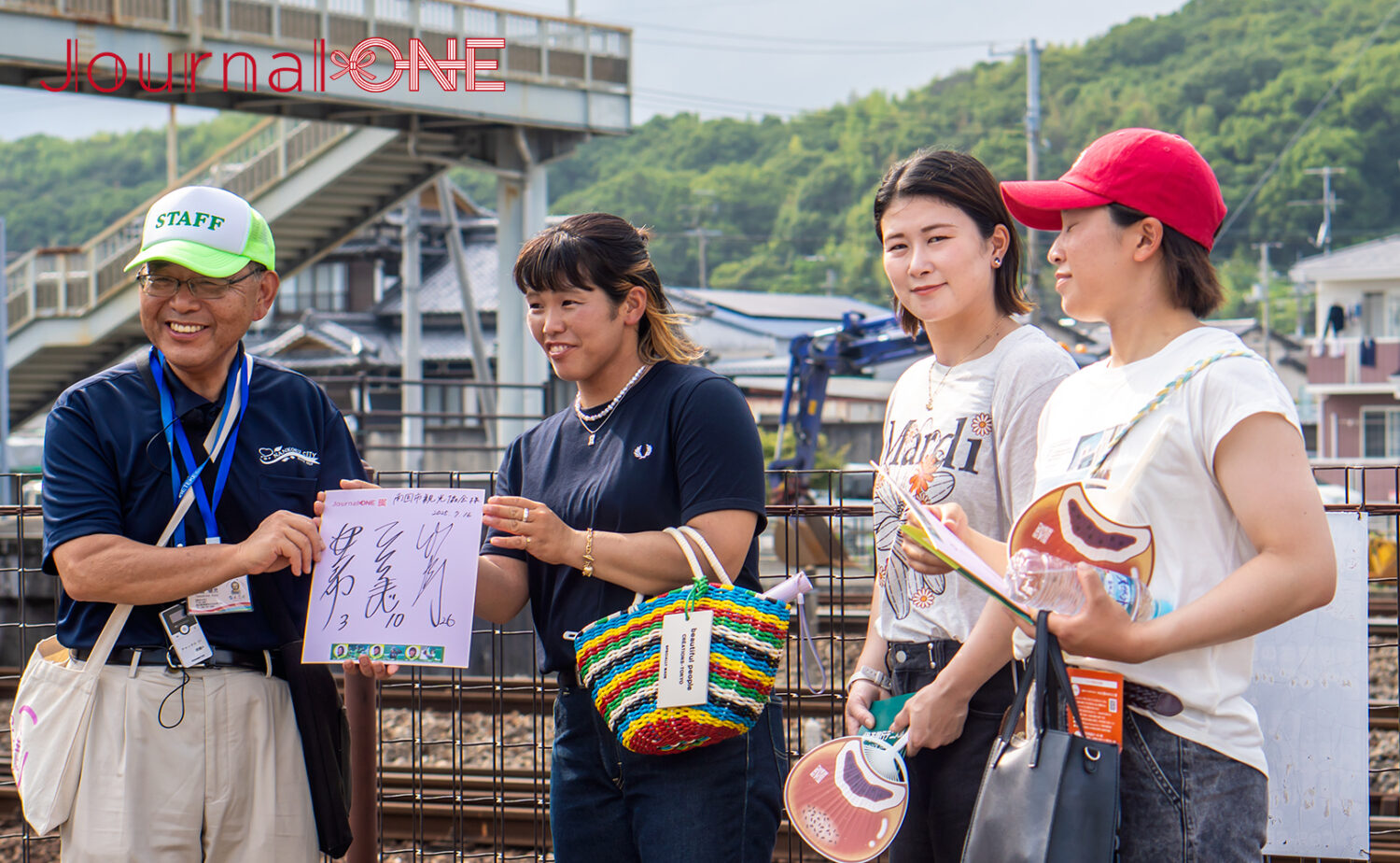 アンパンマンの故郷・後免駅に降り立った伊予ヴェールズの女子選手3名
