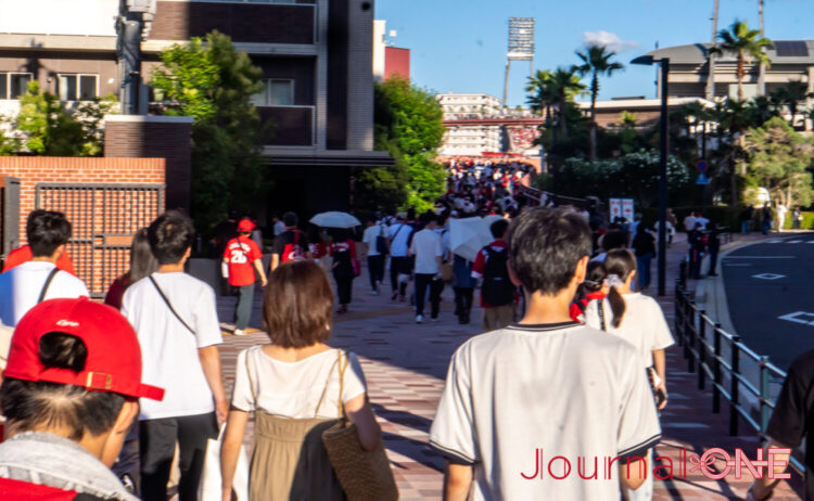 広島駅からマツダスタジアムへ続くカープロードの風景