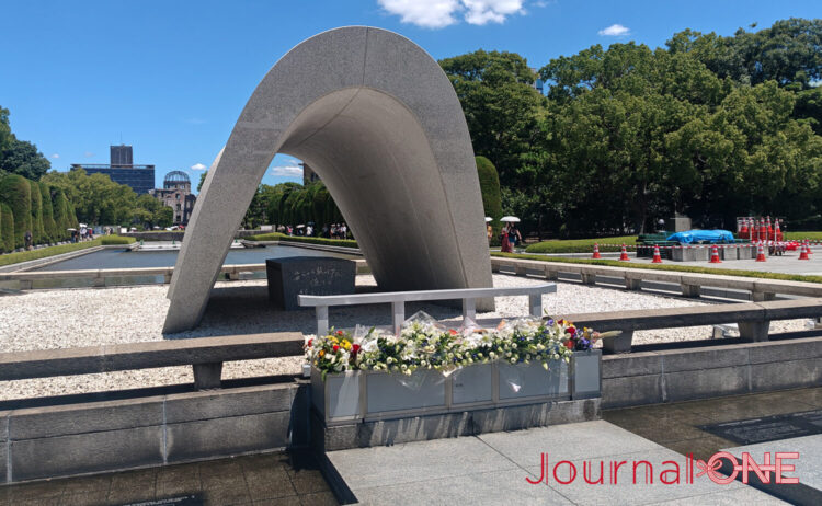 広島平和記念公園　原爆死没者慰霊碑