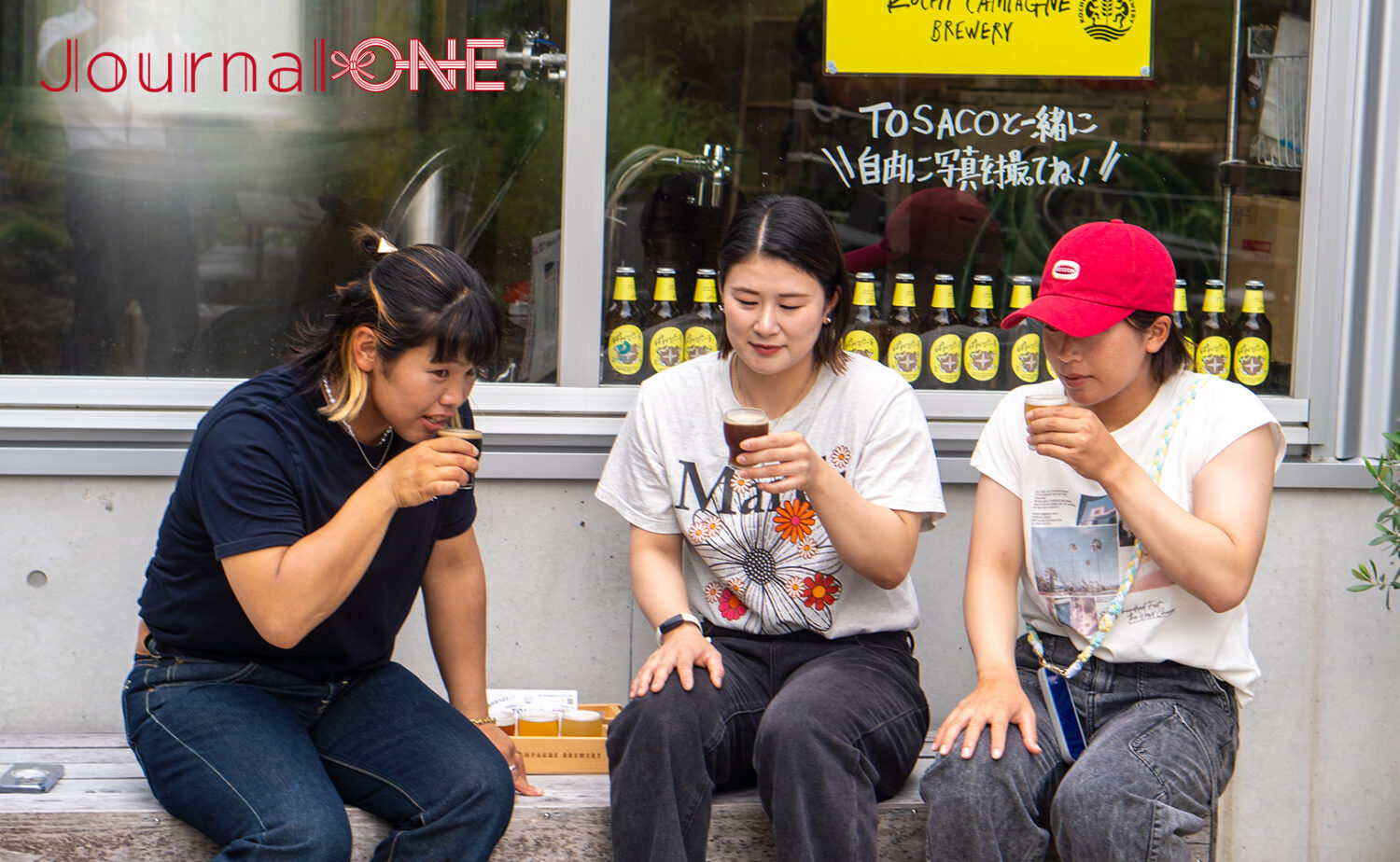 伊予銀行ヴェールズの女子選手がTOSACO TAP STANDで地元ビールを堪能