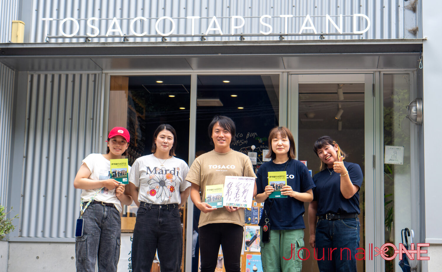 女子ソフトボールチーム伊予銀行ヴェールズの3人が高知カンパーニュブルワリーを訪問