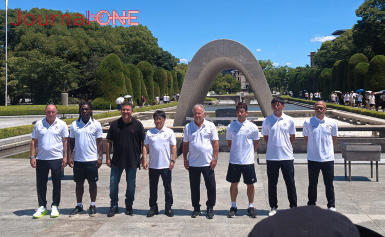 ジーコ氏のチャリティーマッチ、Zico All-Star Game For Peace HIROSHIMA 80 Yearsに先立って行われた、広島の原爆死没者慰霊碑への献花