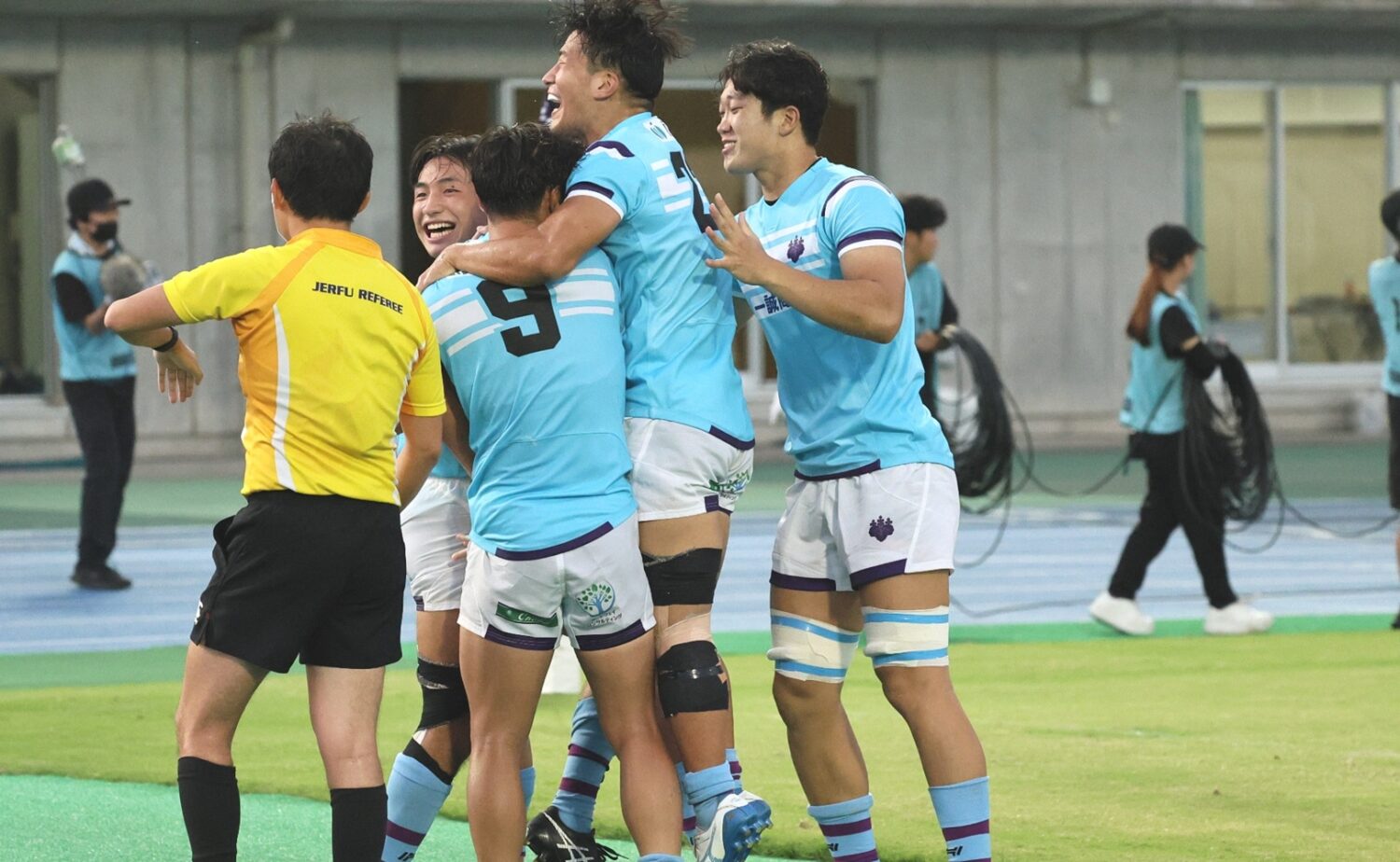 ロスタイム、逆転に喜ぶ筑波大の選手たち