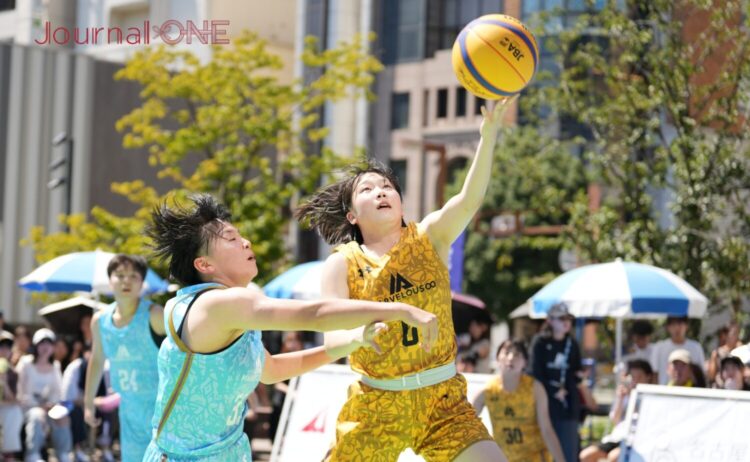 豊田合成記念体育館（エントリオ）でバスケットボールに熱中する子供達