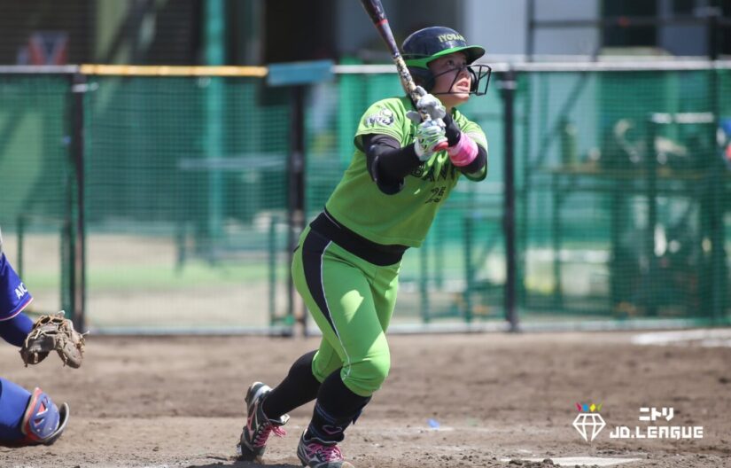 同点ソロ本塁打を放つ瀧川愛海（伊予銀行）-JDリーグ提供
