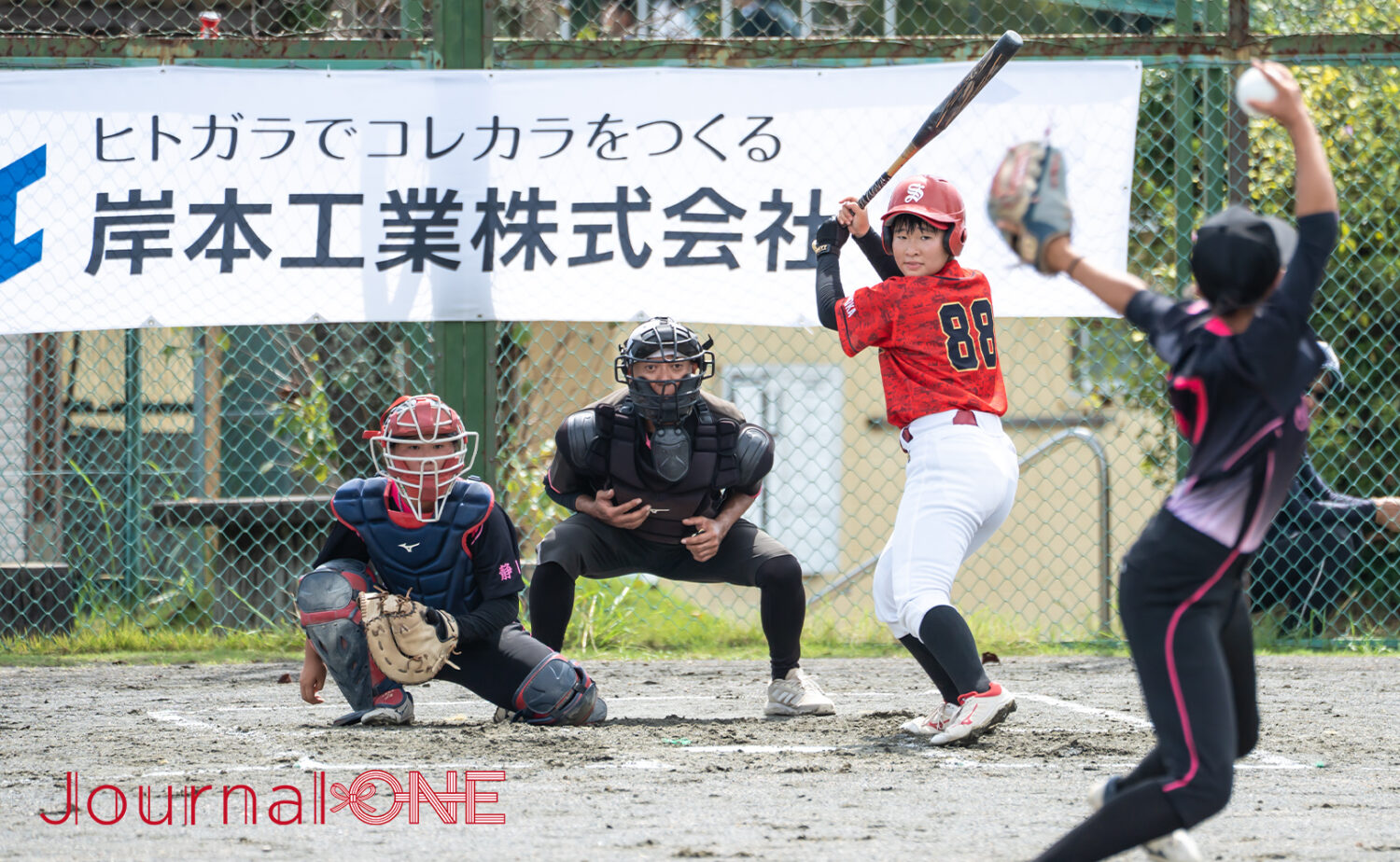 支援した岸本工業の横断幕をバックに熱戦が繰り広げられた-Journal-ONE撮影