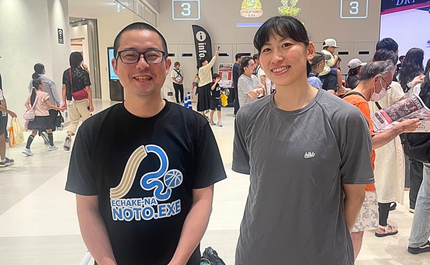谷遼典オーナー(左)と池田智美-吉川哲彦撮影