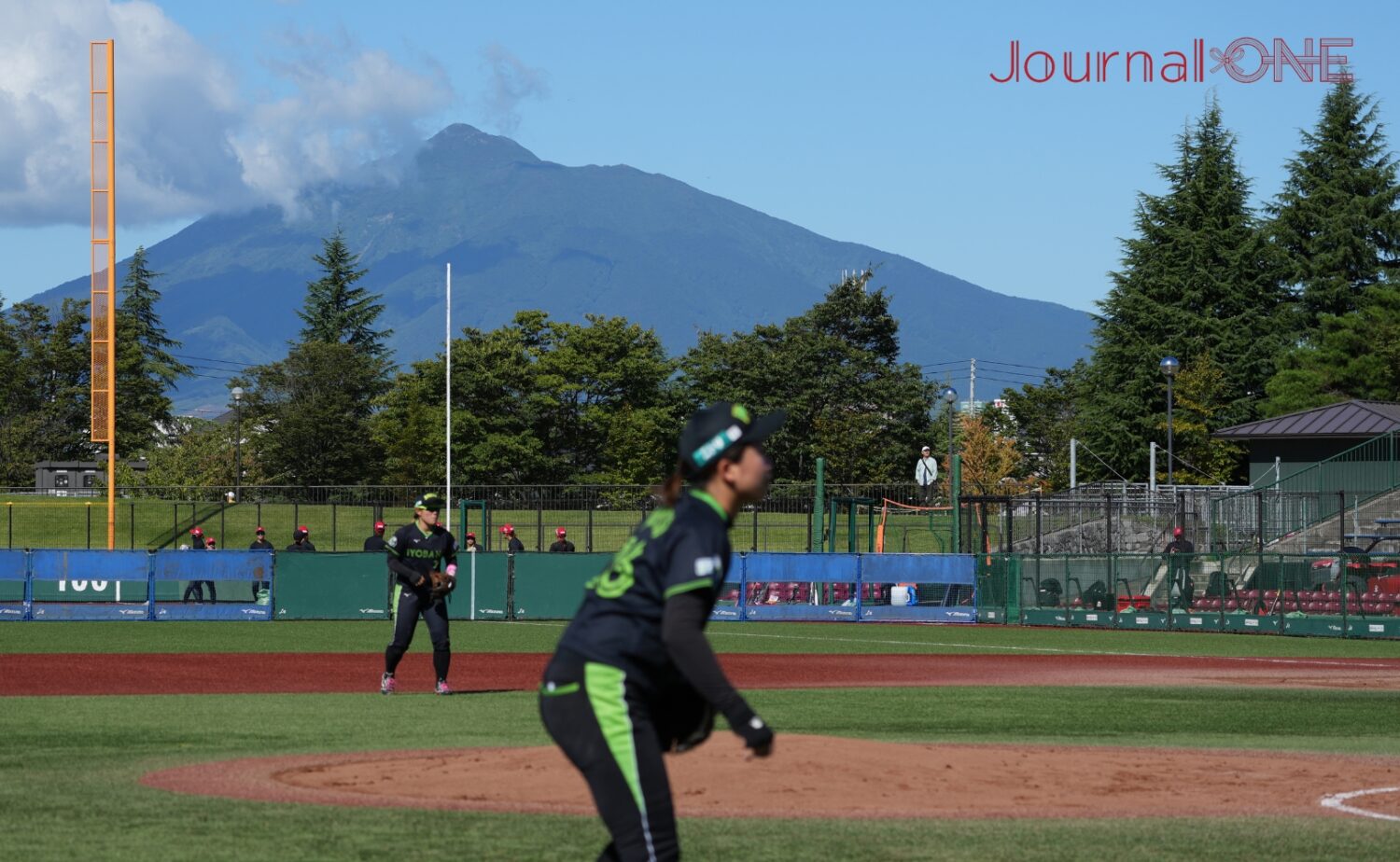 全日本総合3日目で開星となったはるか夢球場から臨む岩木山-Journal-ONE撮影
