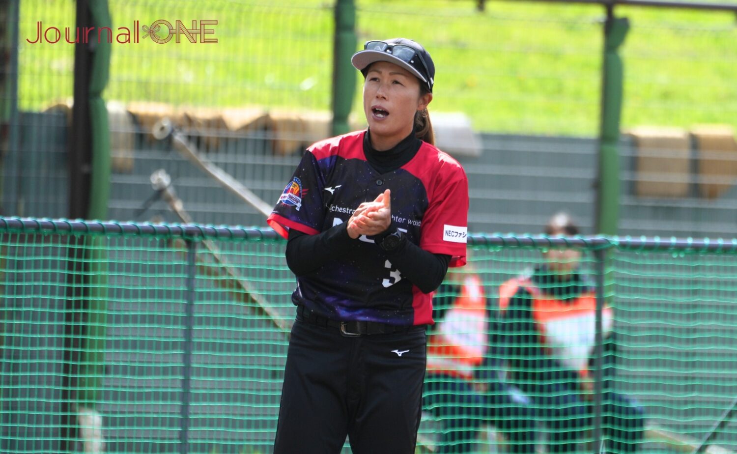 三塁コーチャーズボックスで選手を鼓舞する溝江監督-Journal-ONE撮影