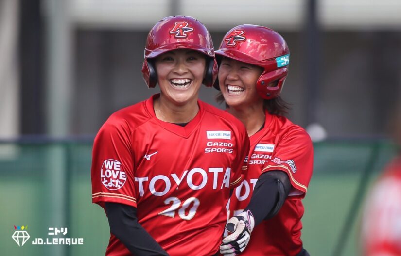 ランニング本塁打を放ち喜ぶ切石結女（トヨタ）-JDリーグ提供
