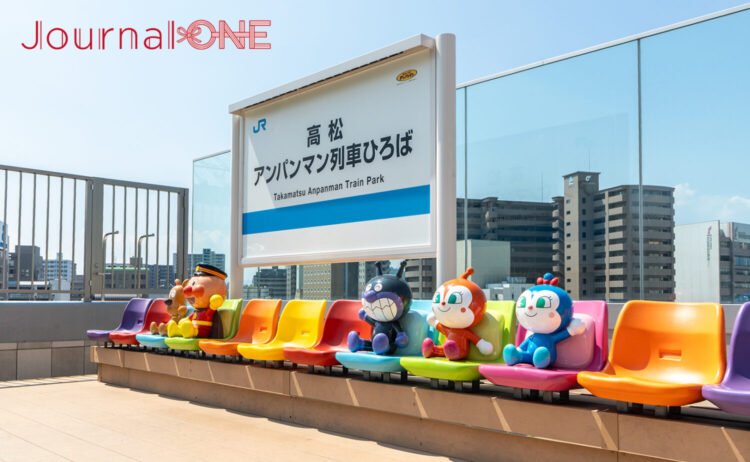 屋上にある開放的な高松アンパンマン列車ひろばには、キャラクターが並ぶカラフルなロングベンチがある