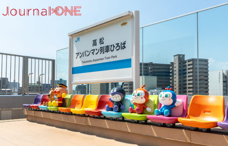 屋上にある開放的な高松アンパンマン列車ひろばには、キャラクターが並ぶカラフルなロングベンチがある
