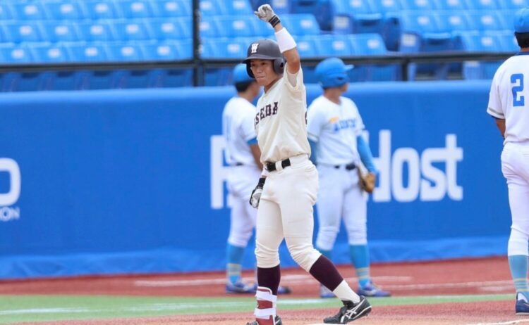 8回に勝ち越しの適時三塁打を放った石郷岡大成-早稲田スポーツ撮影