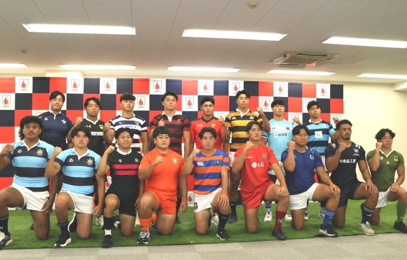 16チームのキャプテン　今年からスポンサーが解禁されたため、胸に企業名が入ったチームも見られた-斉藤健仁撮影