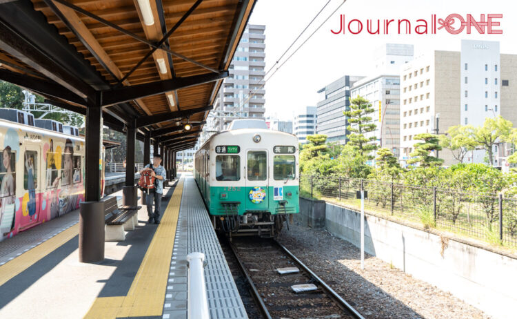 緑色が特徴のことでんの252系統が駅に到着する様子（高松琴平電鉄）