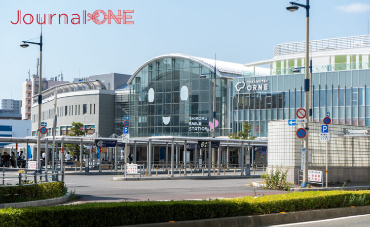 駅舎と緑が調和する、高松駅のもうひとつの表情