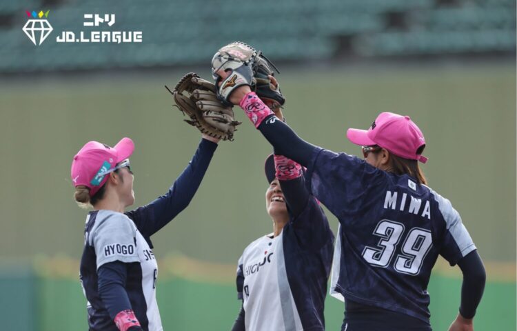 SHIONOGIの三輪が完投勝利でハイタッチ