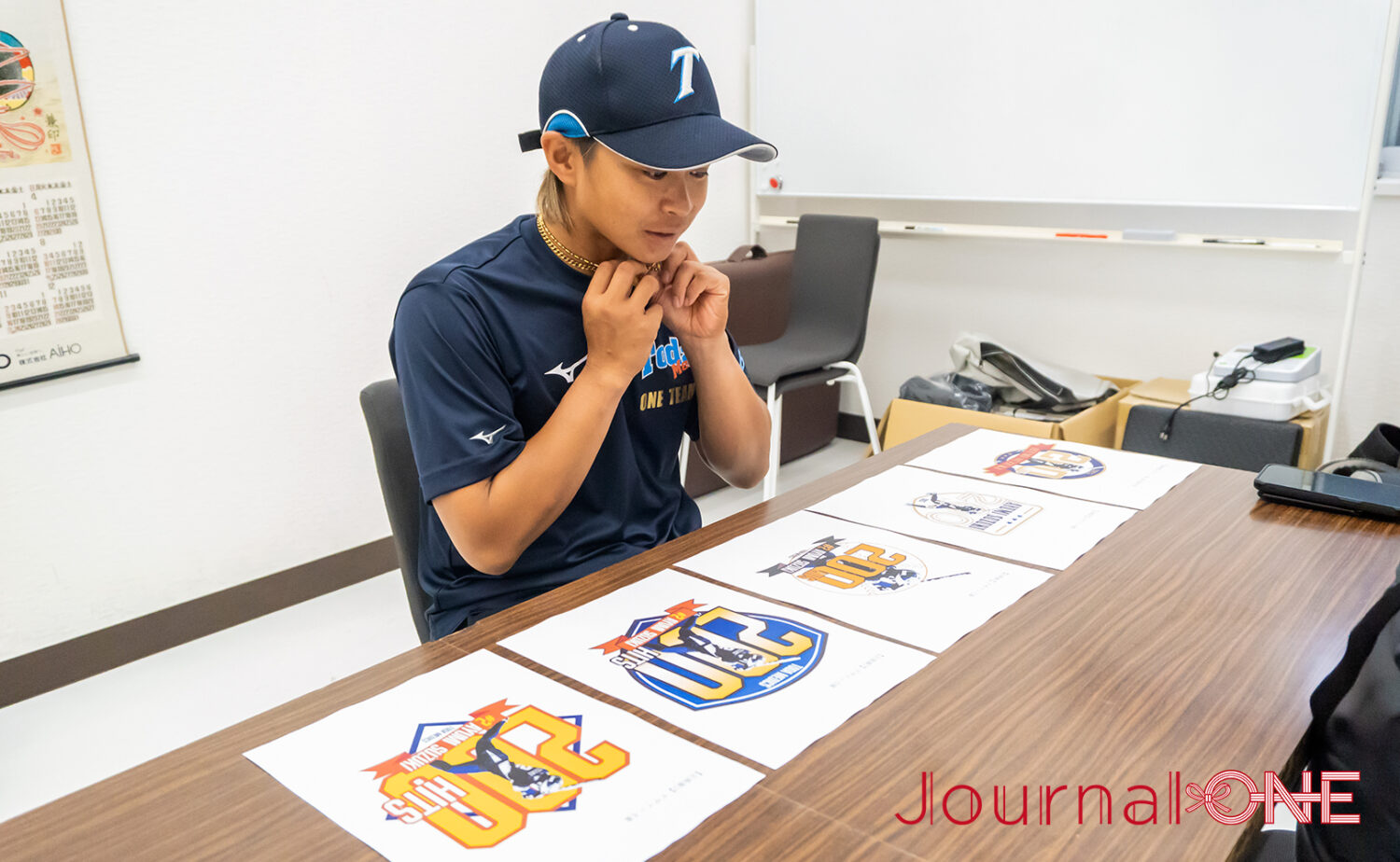 真剣にデザインを考える鈴木鮎美選手-Journal-ONE撮影