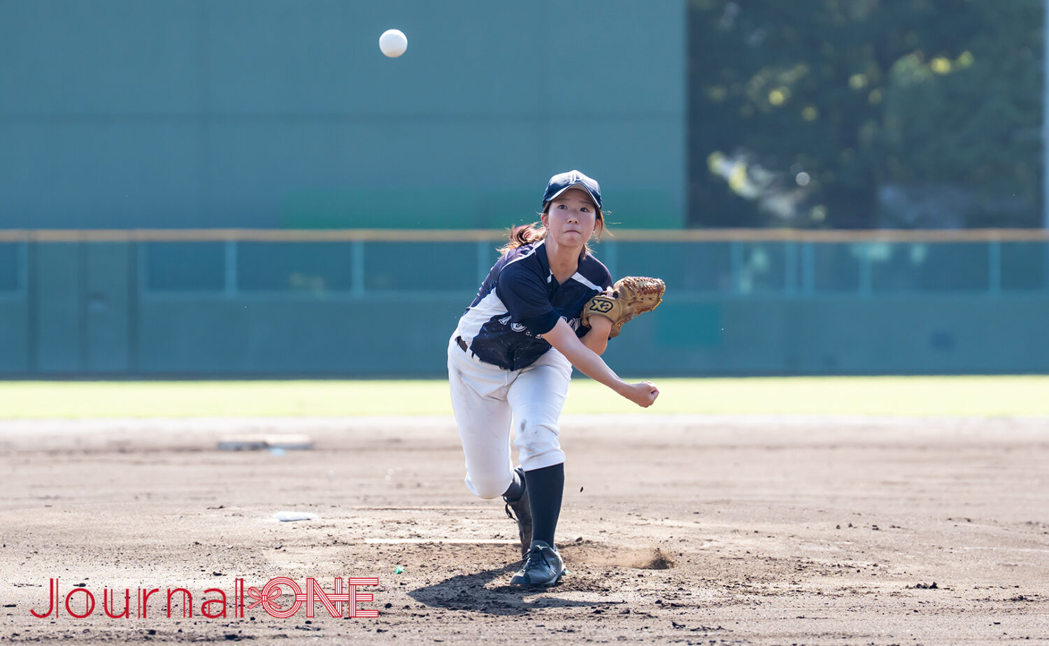 速球を武器に力投する大学選抜の先発・辻井結衣（富山大）-Journal-ONE撮影