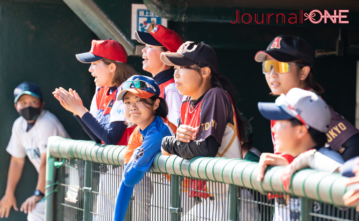 先取点を挙げ盛り上がるクラブ選抜のベンチ‐Journal-ONE撮影