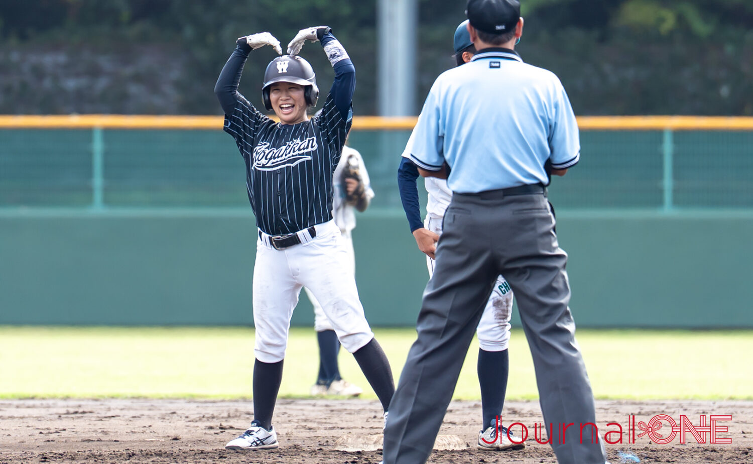 二塁打を放ち塁上で喜ぶ森嶋希奈里（皇學館大）-Journal-ONE撮影