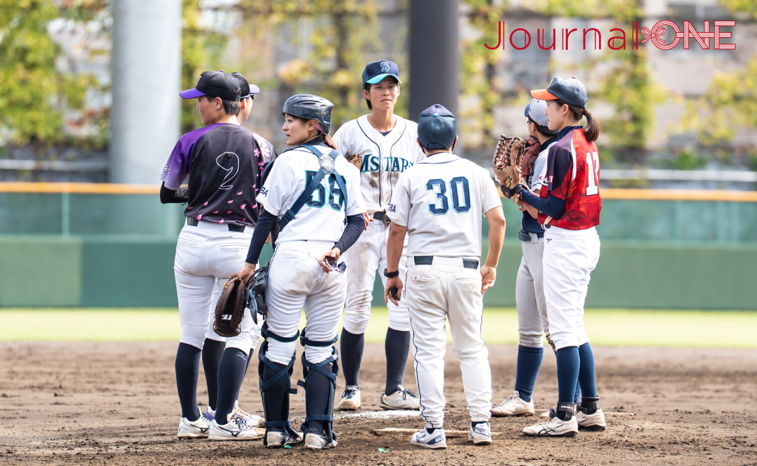 ピンチでマウンドに集まる森高監督とクラブ選抜内野陣-Journal-ONE撮影