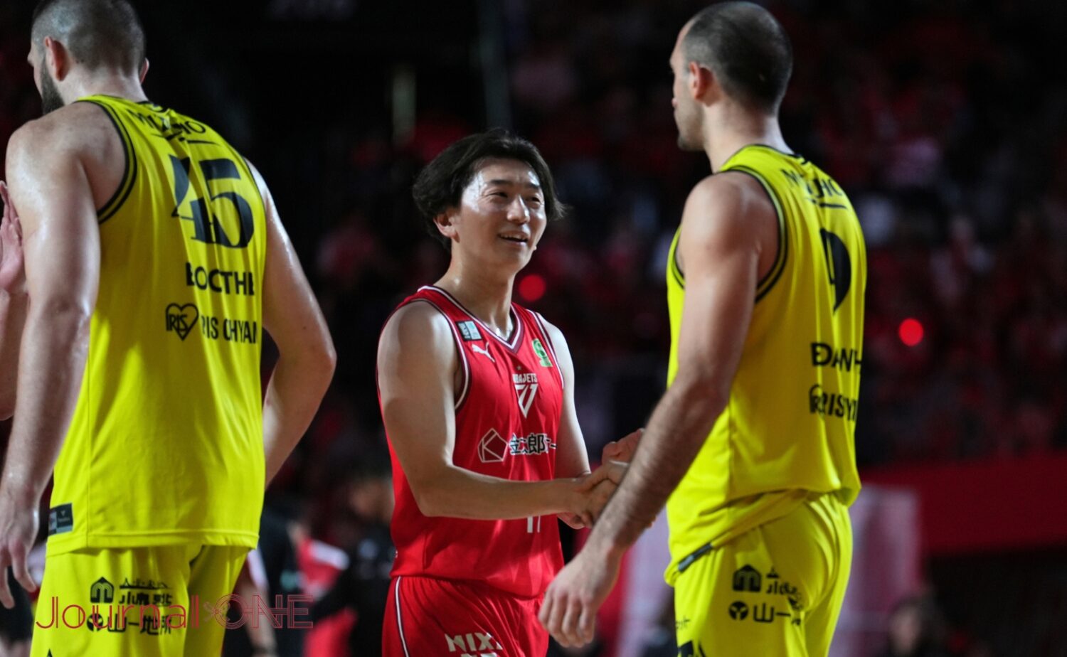 試合後、笑顔で健闘を称え右西村文男-Journal-ONE撮影