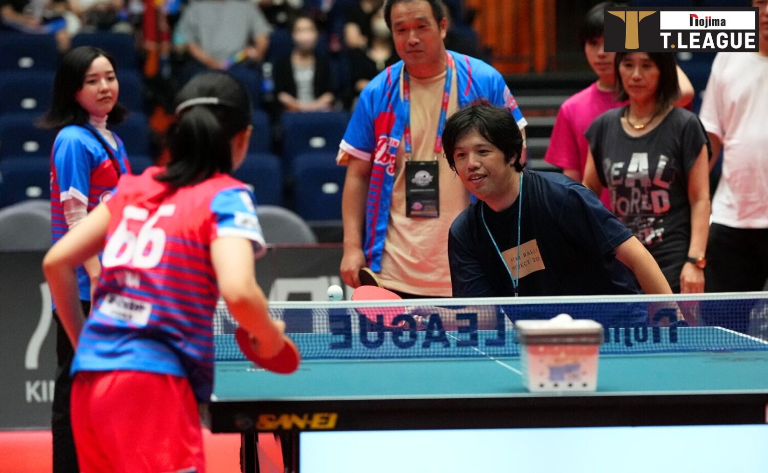 ファンを相手にサーブを打つ櫻井花選手-（C）T.LEAGUE