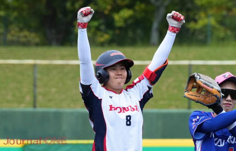 先制適時打を放ちガッツポーズの山口未葵（ホンダ）-Journal-ONE撮影