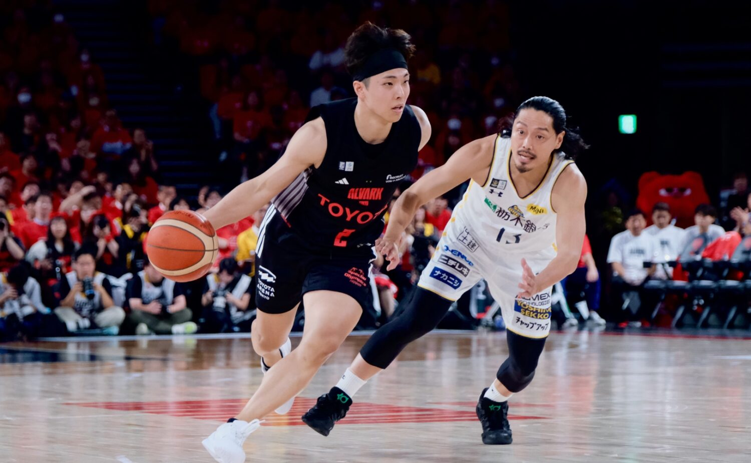 前線にボールを運ぶSG 大倉颯太（A東京）-永塚和志撮影