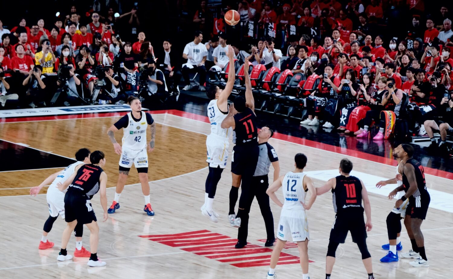 トヨタアリーナでの記念すべき1st Tip-off-永塚和志撮影