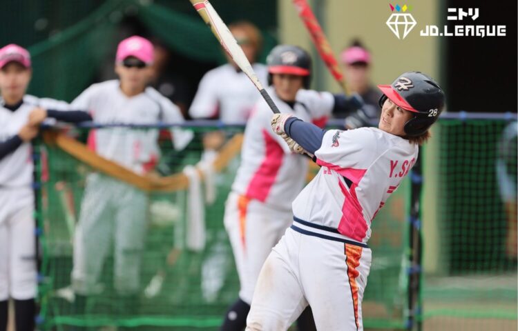 日立の山内早織が左越えソロ本塁打を放つシーン