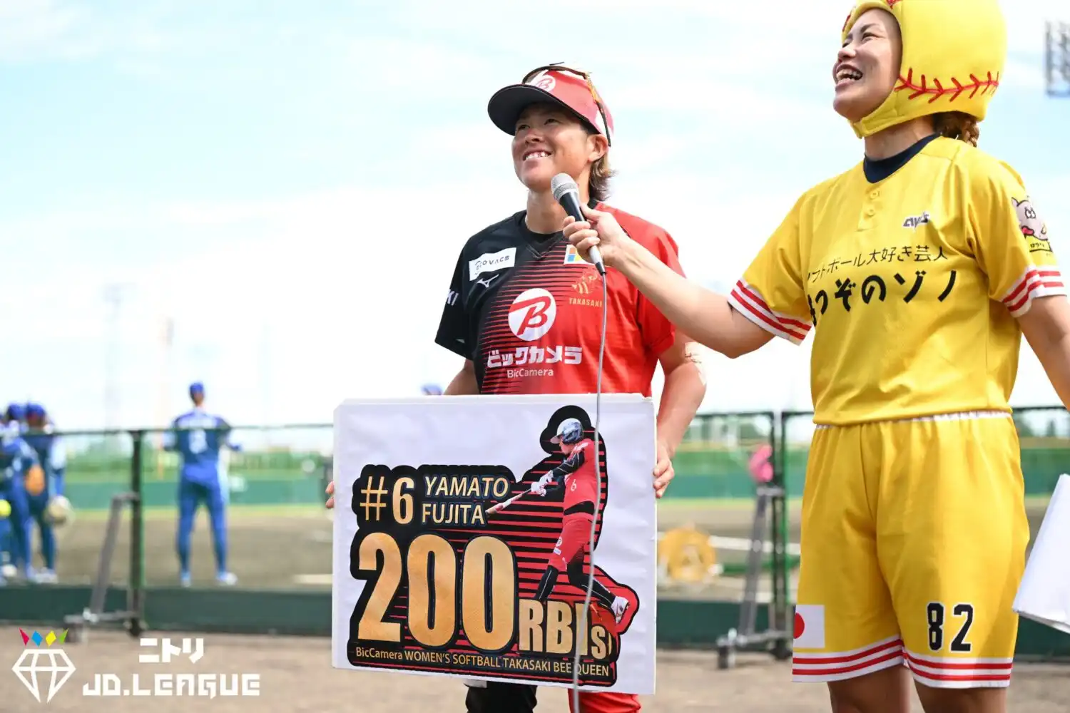 女子ソフトボール記録ステッカー配布イベント｜ビックカメラ高崎ビー