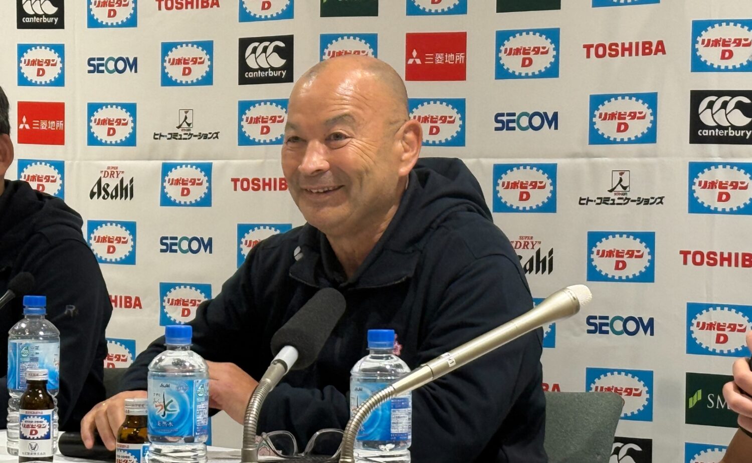 帰国後の会見に臨むジョーンズHC-斉藤健仁撮影
