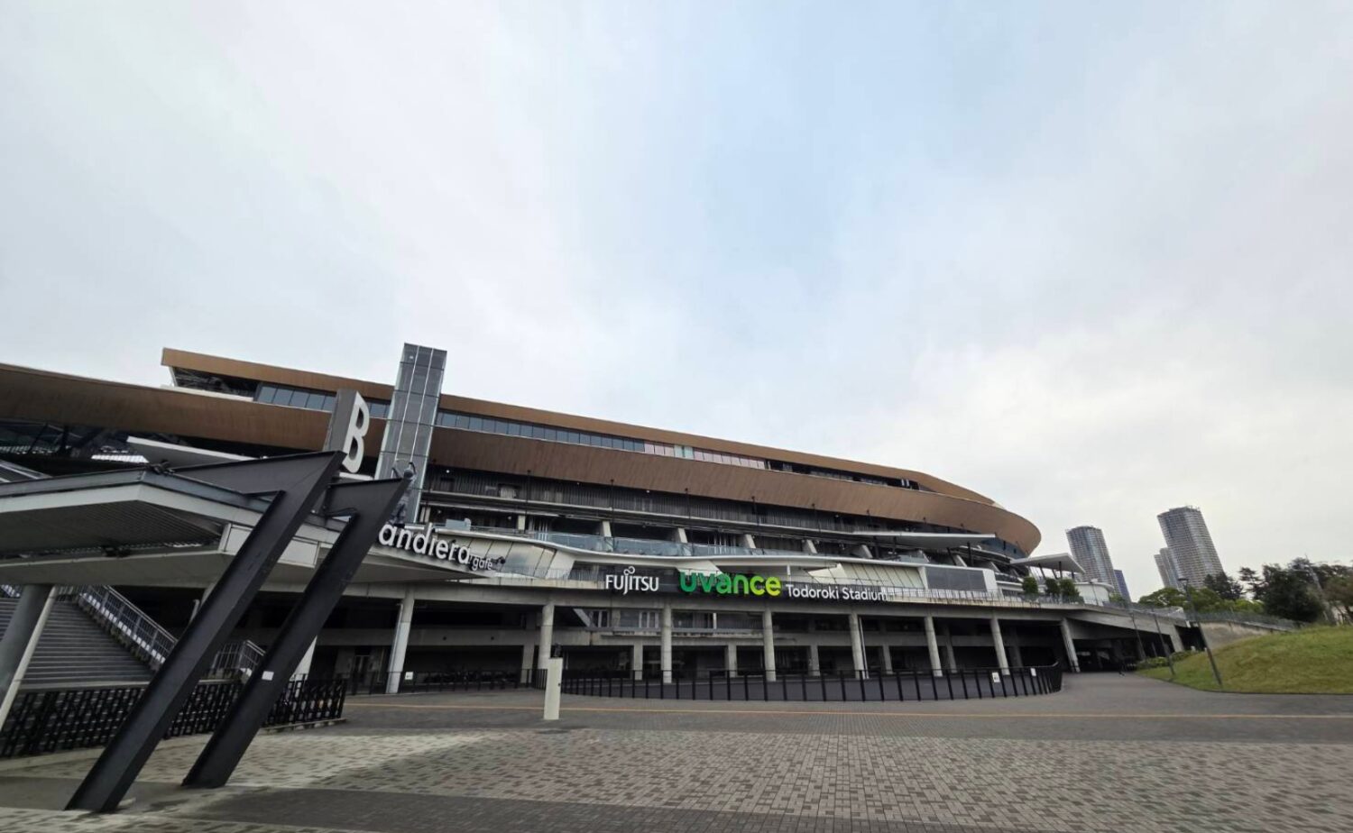 2015年に新しくなった等々力スタジアムのメインスタンド　