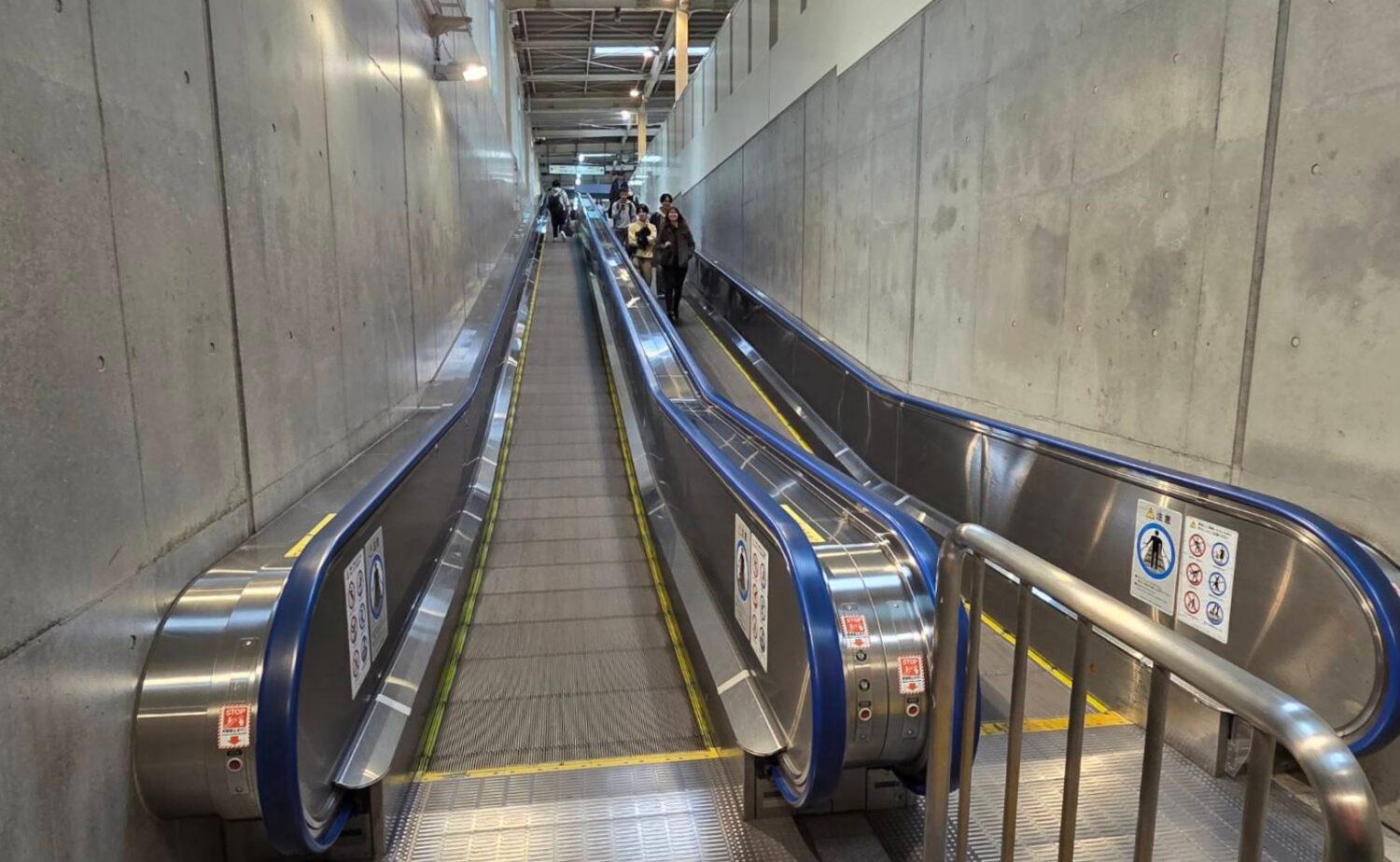 離小島の湘南新宿ラインのホームから伸びる通路