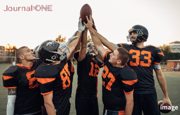 社会人アメリカンフットボールチームの結束を示す選手たちとフットボール