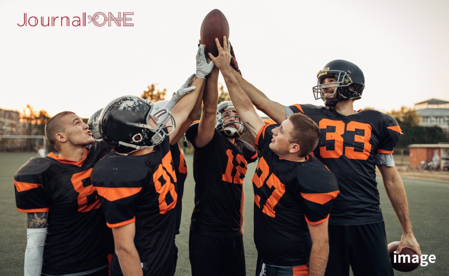 社会人アメリカンフットボールチームの結束を示す選手たちとフットボール