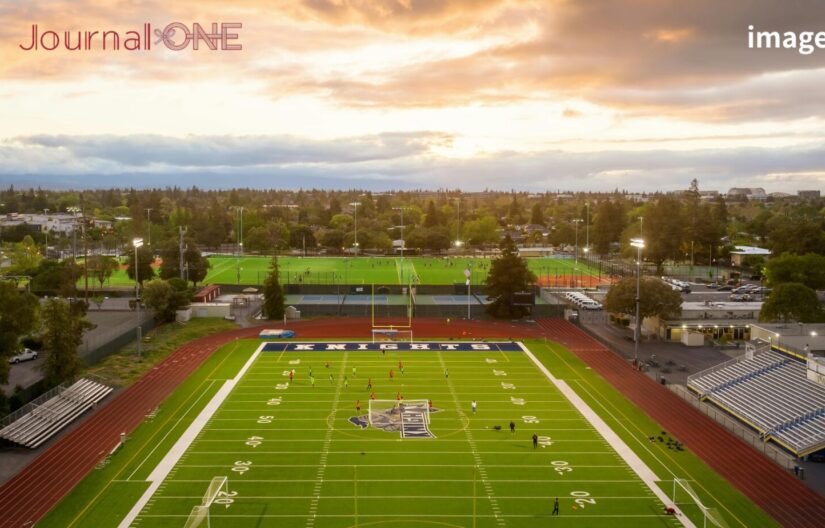 ライスボウルを象徴するアメリカンフットボールフィールドと夕焼け